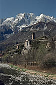 Da Capo di Monte nei pressi dell'argine del fiume Oglio  possibile godere della vista della Pieve di San Siro, sullo sfondo la dolomitica Concorena. 